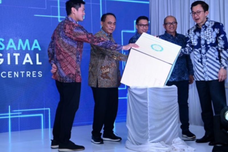Peresmian Gedung Pusat Data Bersama di Jakarta Timur yang dihadiri oleh Menteri Komunikasi dan Informatika Budi Arie Setiadi, Wakil Menteri Luar Negeri Pahala, Komisaris Utama Bersama Digital Data Centres Setyanto Hantoro, dan Ketua Umum Asosiasi Penyedia Jasa Internet Indonesia Muhammad Arif Angga, Rabu (9/10/2024). (ANTARA/HO-Kementerian Komunikasi dan Informatika)