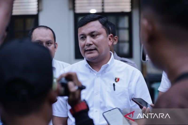 PS Kasubdit Cyber Ditreskrimsus Polda Jambi AKBP Reza Khomeini memberikan keterangan pers, Rabu (9/10/2024). (ANTARA/Tuyani)