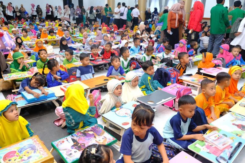 Sebanyak 300 anak di Kabupaten Gowa mengikuti Gerakan Gemar Makan Telur dan Lomba Mewarnai memperingati HUT ke-355 Provinsi Sulawesi Selatan di Gowa, Rabu (9/10/2024). ANTARA/HO-Pemkab Gowa