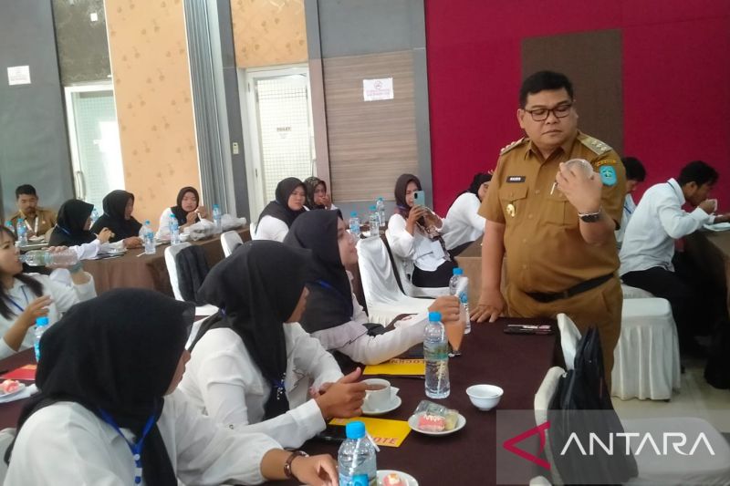 Penjabat Bupati Bangka M Haris saat memaparkan pentingnya memasarkan produk sistem online kepada pelaku UMKM. ANTARA/Kasmono