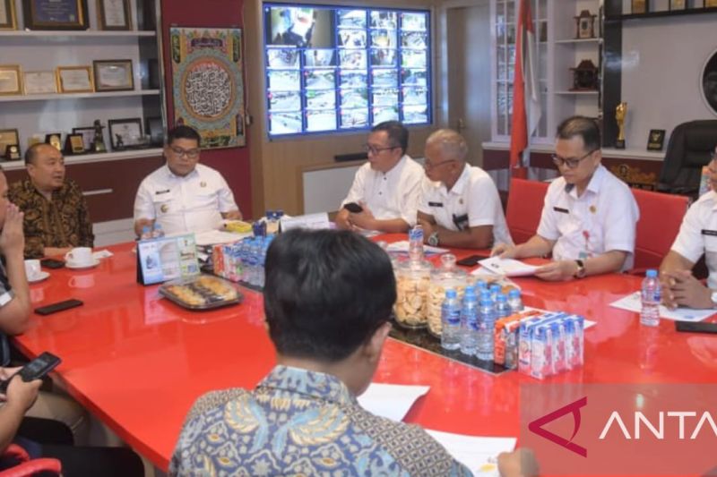 Pertemuan pemerintah Kabupaten Bangka bersama BPJS Ketenagakerjaan Bangka Belitung, membahas peningkatan jumlah peserta, di Sungailiat, Rabu (9/10) (ANTARA/Kasmono)