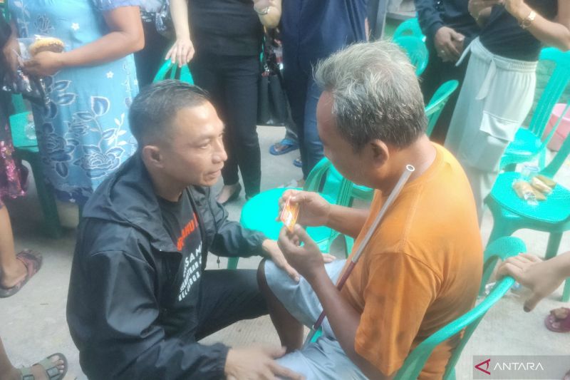 Calon gubernur Jakarta nomor urut 2 Dharma Pongrekun memberikan "Kartu Jakartaku Aman" kepada seorang warga tuna netra bernama Agus (54) saat berkampanye di Jalan Sengon, RT/RW 02/022 Kelapa Gading Barat, Kelapa Gading, Jakarta Utara pada Rabu (9/10/2024). ANTARA/Risky syukur
