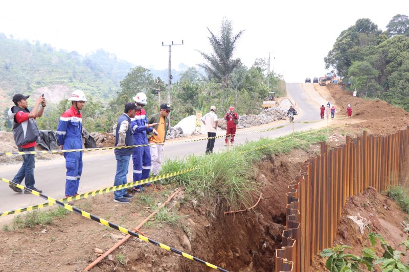 Kepala Dinas Bina Marga dan Bina Konstruksi (BMBK) Provinsi Lampung Muhammad Taufiqullah saat memantau perbaikan ruas jalan Talang Padang-Ngarip. (ANTARA/HO-Pemprov Lampung)