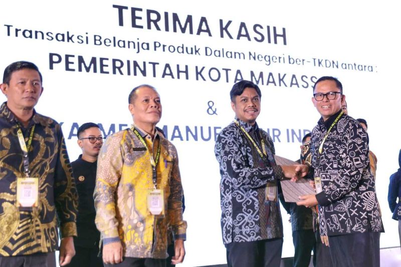 Penjabat Sekda Makassar Firman Hamid Pagarra yang menerima piagam penghargaan dari Kementerian Perindustrian (Kemenperin) atas kontribusi Pemkot Makassar dalam dukungan TKDN di Jakarta, Rabu (9/10/2024). ANTARA/HO-Pemkot Makassar