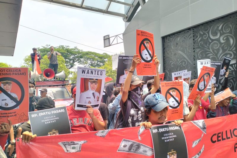 Sekelompok masyarakat berunjukrasa di Jakarta, menuntut KPK mengusut kasus dugaan korupsi mantan Bupati Karawang. (ANTARA/HO-Gerakan Basmi Korupsi)