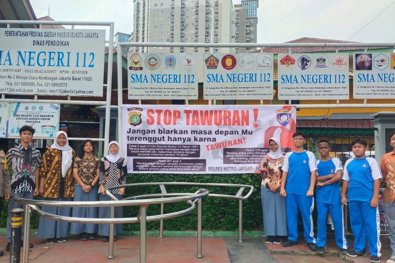 Polisi memasang spanduk 'Stop Tawuran' di sejumlah sekolah pusat keramaian di wilayah Kembangan, Jakarta Barat sebagai bentuk edukasi visual kepada pelajar dan masyarakat umum, Rabu (9/10/2024). ANTARA/HO-Polres Jakbar