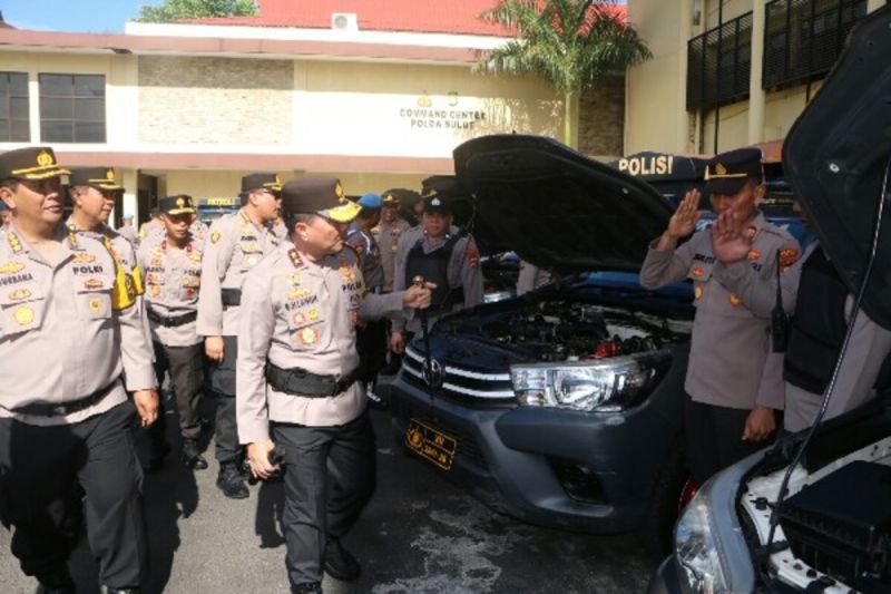 Kapolda Sulawesi Utara Irjen Pol Roycke Harry Langie melakukan pengecekan dan pemeriksaan Ranmor dinas patroli milik Polresta Manado, Polres Bitung dan Polres Minahasa. ANTARA/HO-Humas Polda