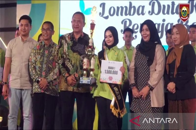 Wakil Bupati Boyolali Wahyu Irawan (tiga dari kiri) didampingi Kepala Dinkes Kabupaten Boyolali Puji Astuti (Dua dari kanan), saat menyerahkan juara I Lomba Duta Kesehatan Boyolali, di Boyolali, Rabu (9/10/2024).
ANTARA/HO- Humas Pemkab Boyolali.
