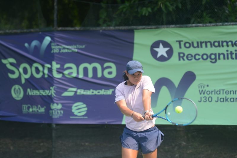 Petenis Indonesia unggulan kedua turnamen Anjali Kirana Junarto beraksi melawan petenis kualifikasi asal Jepang Akari Oda pada babak kedua Sportama ITF J30 di The Sultan Hotel & Residence Jakarta, Rabu (9/10/2024). (ANTARA/HO)
