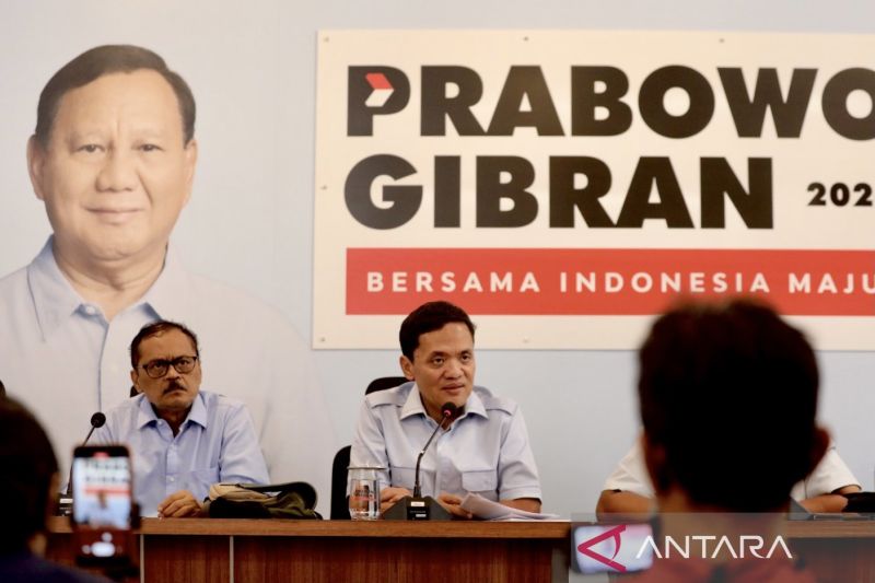 Wakil Ketua TKN Prabowo-Gibran Habiburokhman (dua kiri) jumpa pers terkait putusan DKPP kepada ketua KPU RI terkait pencalonan Gibran Rakabuming Raka sebagai calon wakil presiden di Media Center TKN Prabowo-Gibran di Jakarta, Senin (5/2/2024). (ANTARA/HO-TKN Prabowo-Gibran)