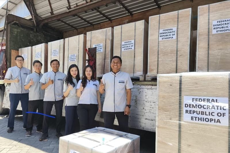 PT Jasuindo Tiga Perkasa, Tbk, emiten produk sekuriti digital dan percetakan sekuriti terintegrasi dengan kode saham JTPE, melakukan ekspor perdana komponen paspor yakni lembar Polycarbonate Datapage Passport (PCDP) ke Ethiopia. ANTARA/HO-JTPE
