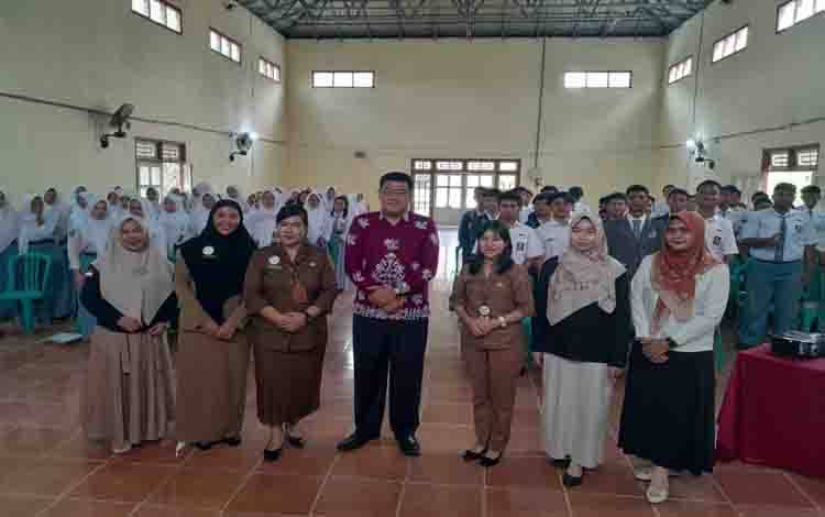 Foto bersama saat rangkaian sosialisasi pernikahan usia anak yang menyasar pelajar di Aula SMA Negeri 1 Kabupaten Sukamara. (FOTO: IST)