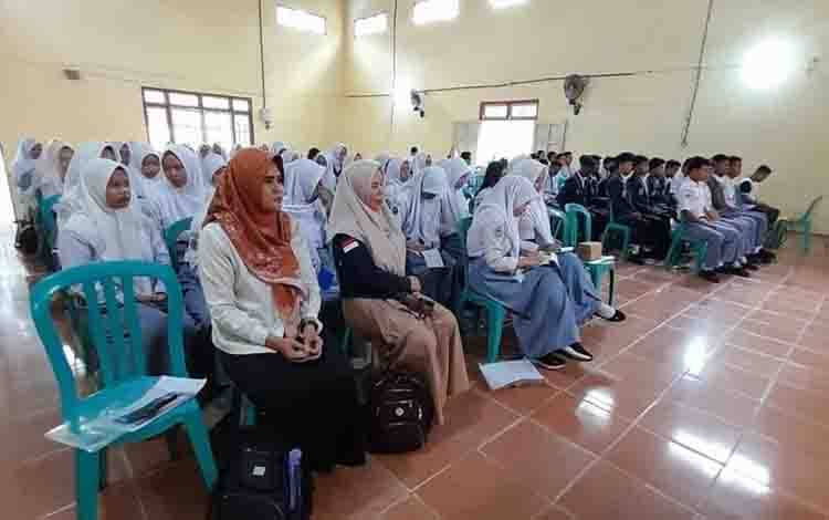 Kegiatan sosialisasi pernikahan usia anak yang menyasar pelajar di Aula SMA Negeri 1 Kabupaten Sukamara. (FOTO: IST)