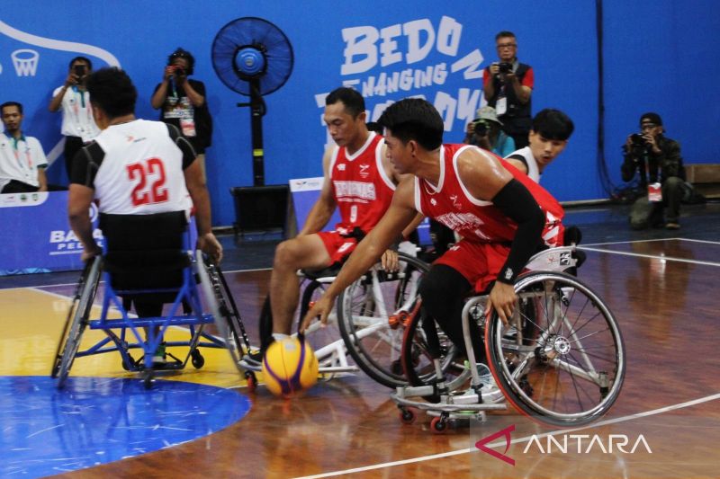 Pemain timnas basket kursi roda Indonesia, I Komang Suparta mencoba menggiring bola dalam laga ekhsibisi Pekan Paralimpiade Nasional (Peparnas) XVII 2024 yang berlangsung di GOR Sritex Arena, Solo, Jawa Tengah, Rabu (09/10/2024). (ANTARA/HO-Peparnas XVII 2024)