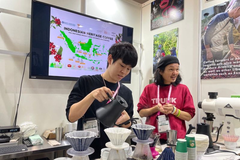 Barista sedang meracik kopi di Pavilliun Indonesia, Tokyo, Rabu (9/10) (KBRI Tokyo)