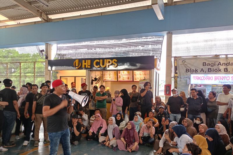 Ketua Asosiasi Pedagang Pasar Tanah Abang Jimmy Rory bersama para pedagang melakukan aksi di Jembatan Penyeberangan Multiguna (JPM) Pasar Tanah Abang, Jakarta Pusat, Kamis (10/10/2024). ANTARA/Siti Nurhaliza