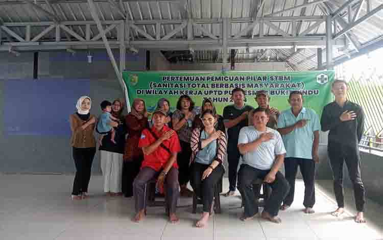 Kepala Puskesmas Bukit Hindu Hellyana saat sosialisasikan STBM di Mendawai (Foto : PATHUR)