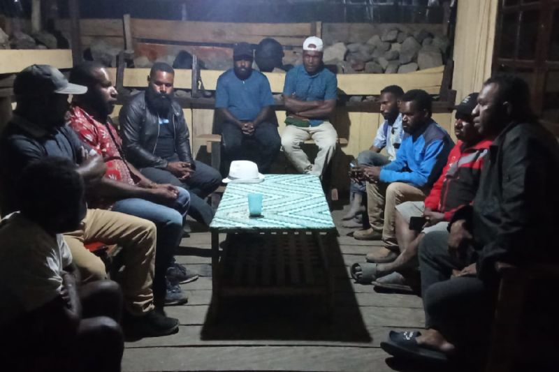 Pertemuan di Polsek Sinak , terkait aksi penembakan dan pembakaran SMAN1 Sinak oleh KKB. (ANTARA/HO/Humas Polda Papua)