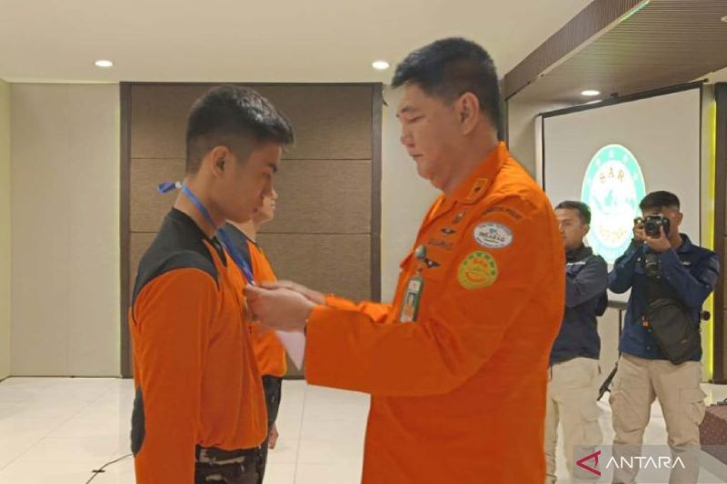 Kepala Biro Kepegawaian, Organisasi dan Tata Laksana, Basarnas Moch Hernanto (kanan) menyematkan tanda peserta pelatihan teknis pertolongan di permukaan air bagi potensi SAR di Mataram, NTB, Rabu (9/10/2024). ANTARA/HO-Basarnas