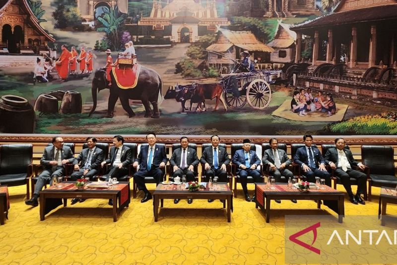 ASEAN and China's leaders take a group picture after the ASEAN-China summit in Vientiane, Laos, on Thursday (October 10, 2024). ANTARA/HO-Sekretariat Wakil Presiden