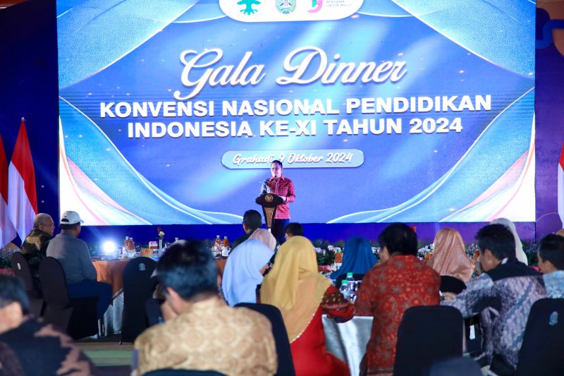 Pj Gubernur Jatim Adhy Karyono saat menerima tamu dari Konvensi Nasional Pendidikan Indonesia (Konaspi) XI di Surabaya, Rabu (9/10/2024) malam. (ANTARA/HO-Biro Adpim Jatim)