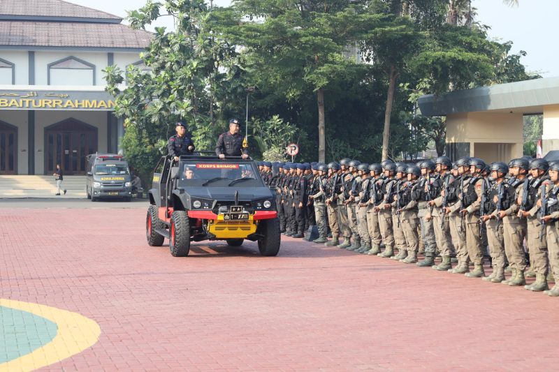 Pelepasan personel Satbrimob Polda Banten yang tergabung dalam Satgas Amole bertempat di Lapangan Apel Polda Banten, Serang, Kamis (10/10/2024). (ANTARA/HO-Polda Banten)
