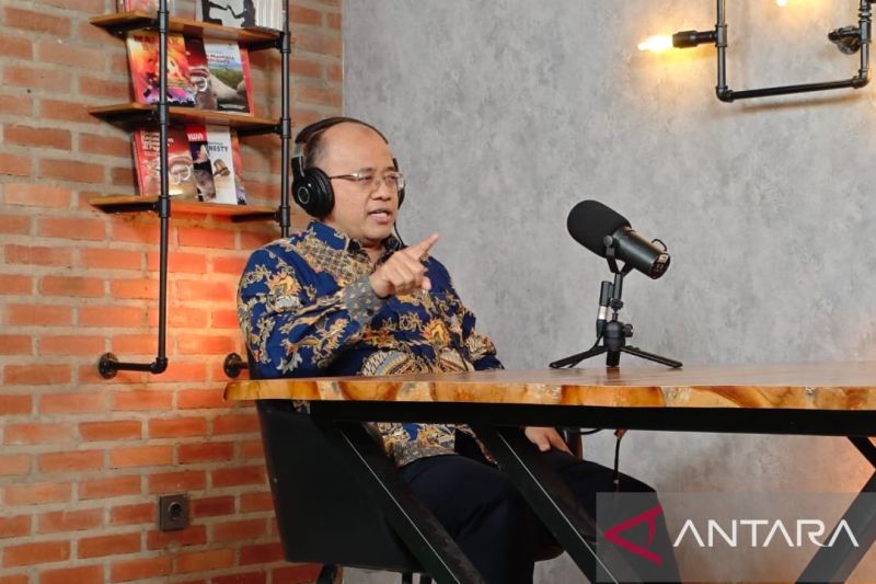 Ketua Pengurus Besar Ikatan Dokter Indonesia (PB IDI) Mohammad Adib Khumaidi saat melakukan gelar wicara di Antara Heritage Center, Jakarta Pusat pada Kamis (10/10/2024). ANTARA/Farhan Arda Nugraha.