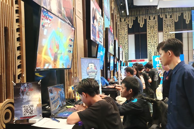 Masyarakat umum mencoba gim yang ada di booth Indonesia Game Developer Exchange (IGDX) di Kuta, Kabupaten Badung, Bali, Kamis (10/10/2024). ANTARA/Rolandus Nampu