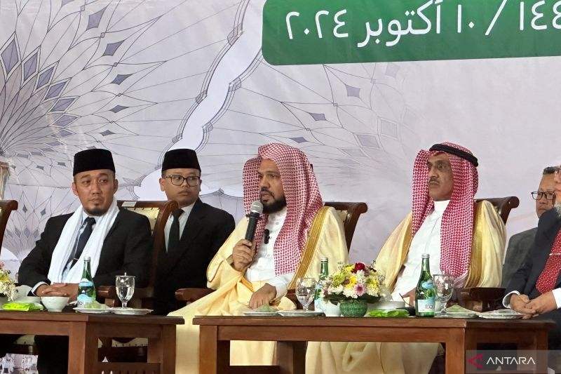 Imam Besar Masjid Nabawi, Syekh Ahmad bin Ali Al-Hudzaifi (tengah) dan Pimpinan Pondok Pesantren Darunnajah KH Hadiyanto Arief (kiri) menyampaikan kuliah umum dalam kunjungan di Pondok Pesantren Darunnajah, Jakarta, Kamis (10/10/2024). (ANTARA/HO-Darunnajah)