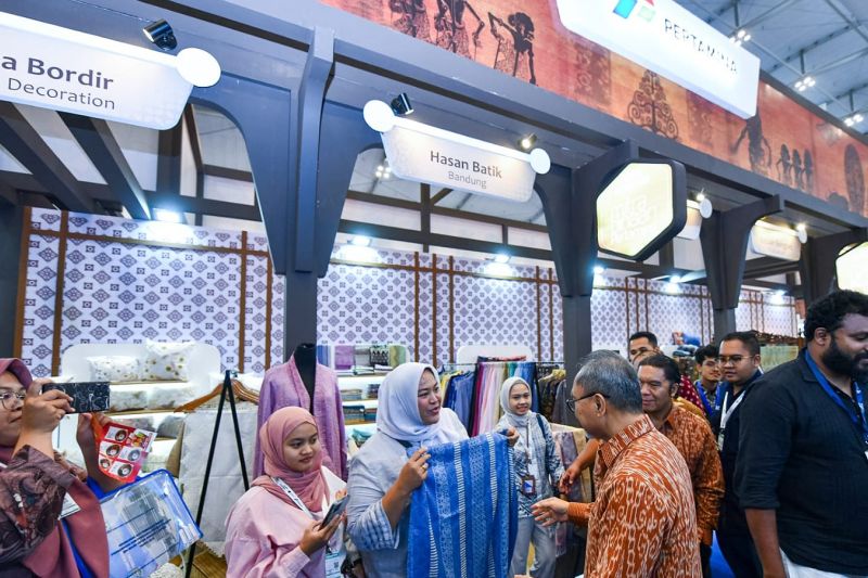 Menteri Perdagangan Zulkifli Hasan mengunjungi booth UMKM binaan PT Pertamina (Persero) pada ajang pameran internasional Trade Expo Indonesia (TEI) 2024 di Tangerang, Banten, Rabu (9/10/2024). ANTARA/HO-Humas PT Pertamina (Persero)