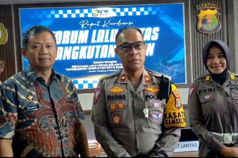 Kepala Satlantas Polresta Bandarlampung Kompol Ridho Rafika dan Kabid Lalu Lintas Kota Bandarlampung Iskandar Zulkarnain saat dimintai keterangan di Mapolresta Bandarlampung. Kamis (10/10/2024). (ANTARA/Dian Hadiyatna)
