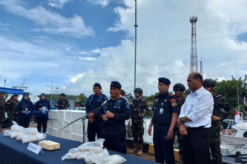 Direktur PSDKP Pung Nugroho Saksono di Pangkalan PSDKP Batam, Kepulauan Riau, Kamis (10/10/2024). (ANTARA/Laily Rahmawaty)