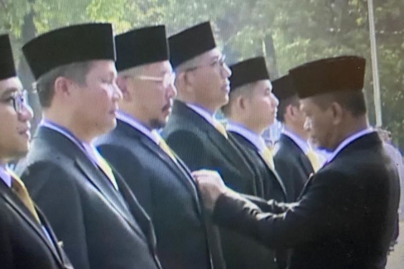 Insan SKK Migas menerima Tanda Kehormatan Satyalancana Wira Karya Tahun 2024 yang diserahkan oleh Menteri ESDM Bahlil Lahadalia dalam upacara peringatan HUT Pertambangan dan Energi Ke-79 di Monas, Jakarta, Kamis (10/10/2024). (ANTARA/HO-SKK Migas)