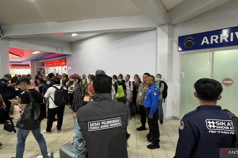 Sejumlah warga negara Indonesia yang dideportasi dari Malaysia tiba di Pelabuhan Ferry Internasional Batam Center, Kota Batam, Kepulauan Riau, Kamis (10/10/2024). (ANTARA/Jessica)