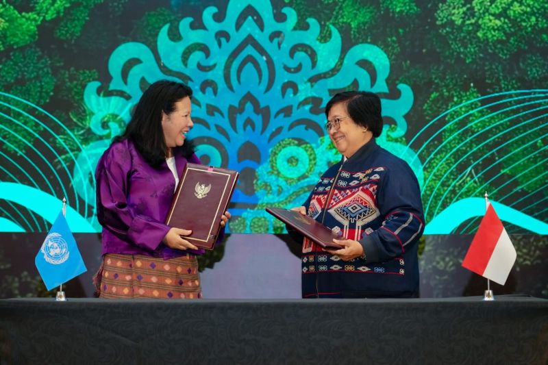 Forestry Minister Siti Nurbaya and Regional Director of UNEP in Asia and the Pacific Dechen Tsering during an MoU signing event in Bali on Wednesday (October 9, 2024). ANTARA/HO-KLHK