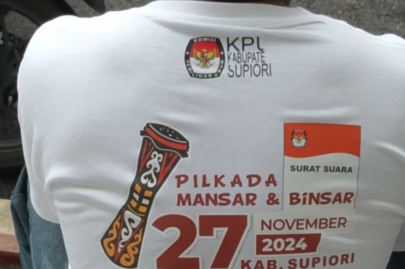 Masyarakat Kabupaten Supiori menggunakan baju pemberitahuan pilkada 27 November 2024.ANTARA/Muhsidin