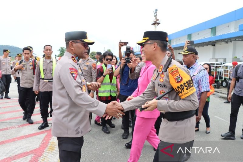 Kapolda Papua Irjen Pol Patrige Renwarin disambut Kapolres Biak AKBP Ari Trestiawan saat tiba di Bandara Frans Kaisiepo, Biak, Kamis (10/10/2024). ANTARA/HO-Humas Polres Biak Numfor