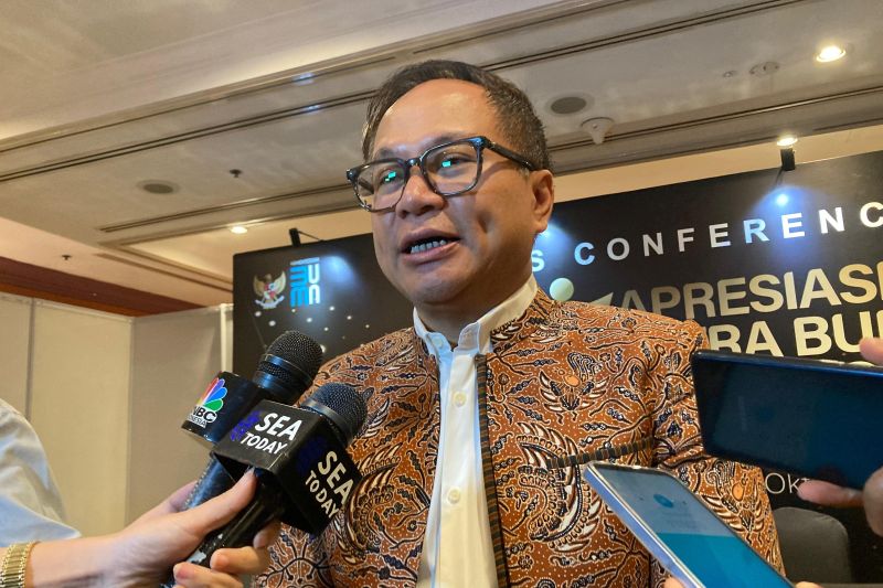 Wakil Menteri Badan Usaha Milik Negara (BUMN) Kartika Wirjoatmodjo saat doorstop di Hotel Borobudur, Jakarta, Kamis. (Antara/ Imamatul Silfia)