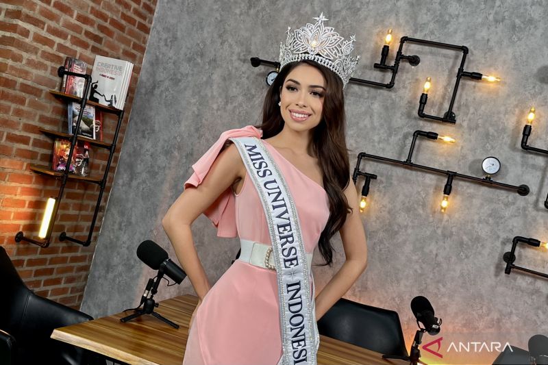 Miss Universe Indonesia Clara Shafira saat mengunjungi ANTARA Heritage Center (AHC), Jakarta, Rabu. (ANTARA/ Putri Hanifa)