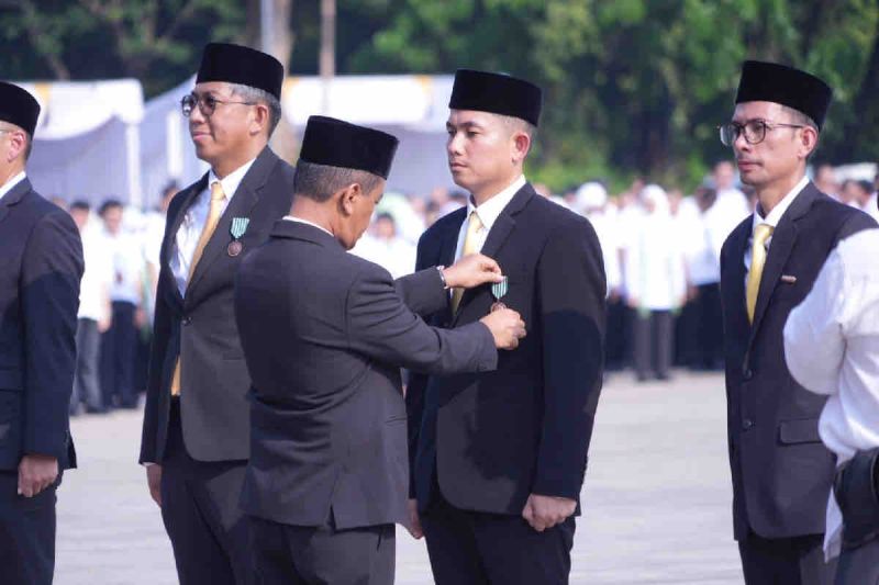 Menteri ESDM Bahlil Lahadalia atas nama Presiden RI Joko Widodo (Jokowi) menyematkan tanda kehormatan Satyalancana kepada insan PT Bukit Asam Tbk (PTBA) dalam Upacara Hari Pertambangan dan Energi ke-79 di Jakarta, Kamis (10/10/2024). ANTARA/HO-Humas Bukit Asam
