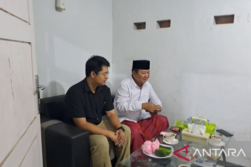 Cabup petahana Hendy Siswanto (kanan) hadir memenuhi panggilan Bawaslu Jember untuk dimintai klarifikasi di Kantor Bawaslu setempat, Kamis (10/10/2024). ANTARA/Zumrotun Solichah