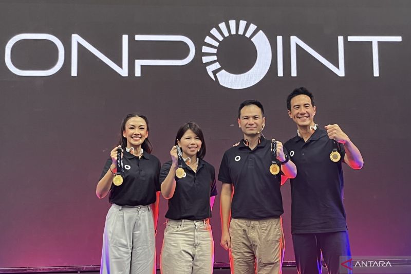 (Ki-ka) Duta merek Onpoint sekaligus selebritas Melaine Putria, Co-Founder Onpoint Greysia Polii, CEO Onpoint Wira Surya, dan duta merek Onpoint sekaligus selebritas Daniel Mananta dalam peluncuran Onpoint di Istora Senayan Jakarta, Kamis (10/10/2024). (ANTARA/Arnidhya Nur Zhafira)