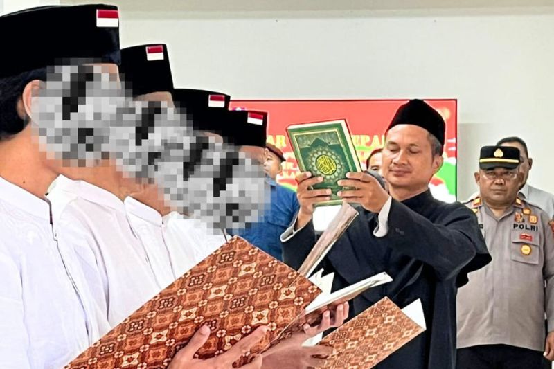 Empat napi kasus terorisme mengucapkan ikrar setia pada NKRI di Lembaga Pemasyarakatan Kelas II A Pasir Putih, Pulau Nusakambangan, Kabupaten Cilacap, Jawa Tengah, Kamis (10/10/2024). ANTARA/HO-Lapas Pasir Putih