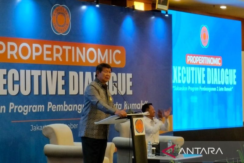 Ketua Satuan Tugas (Satgas) presiden terpilih Prabowo Subianto yakni Hashim Djojohadikusumo dalam acara Propertinomic Executive Dialogue Real Estate Indonesia atau REI di Jakarta, Kamis (10/10/2024). (ANTARA/Aji Cakti)