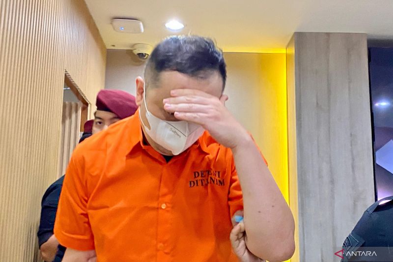 Buronan internasional asal China yang merupakan pelaku investasi fiktif, LQ alias JL, diperlihatkan saat konferensi pers di Kantor Direktorat Jenderal Imigrasi, Jakarta, Kamis (10/10/2024). (ANTARA/Fath Putra Mulya)