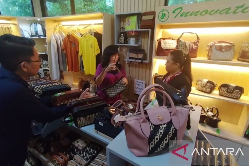 Fasilitator Rumah BUMN Pertamina Agus Lindri (kiri), Coach MarkPlus Institute Nila Kresna (tengah) dan pemilik Indang Apang saat pendampingan di Indang Apang Galeri di Palangka Raya. Kamis (10/10/2024). (ANTARA/Rendhik Andika)
