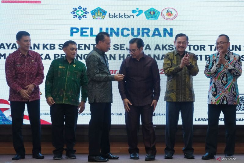 Arsip - Kepala BKKBN Hasto Wardoyo (ketiga kanan) berbincang dengan Sekretaris Daerah (Sekda) Bali Dewa Made Indra (ketiga kiri) dan Ketua Asosiasi Institusi Pendidikan Kedokteran Indonesia (AIPKI) Budi Santoso (kedua kanan) saat peluncuran Pelayan KB Serentak Sejuta Akseptor Tahun 2024 di Rumah Sakit Umum Daerah (RSUD) Bali Mandara, Denpasar, Bali, Selasa (4/6/2024). ANTARA FOTO/Nyoman Hendra Wibowo/rwa