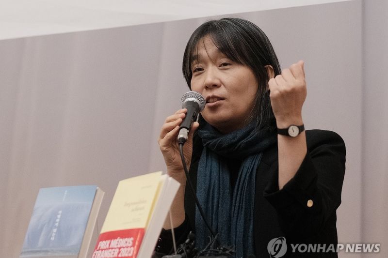 Hadiah Nobel Sastra tahun ini dianugerahkan kepada penulis Korea Selatan Han Kang, demikian diumumkan Komite Nobel pada Kamis (10/10/2024). Sang penulis diakui atas "prosa puitisnya yang mengonfrontasikan trauma historis dan mengekspos kerentanan hidup manusia," menurut komite tersebut. /ANTARA/foto-Yonhap/py (Yonhap)