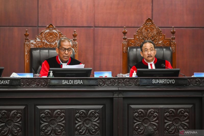 Hakim Konstitusi Saldi Isra (kiri) bersama Ketua Konstitusi Suhartoyo (kanan) membacakan putusan dalam sidang uji materi Undang-Undang Pilkada di Gedung MK, Jakarta, Selasa (20/8/2024). ANTARA FOTO/Rivan Awal Lingga/foc.