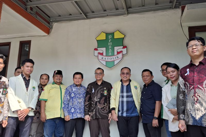 Sekretaris Solidaritas Hakim Indonesia, Yoshito Siburian (baju batik cokelat) saat bertemu Ketua Pemuda Katolik Stefanus Asat Gusma (kemeja hitam) di sekretariat umum Pemuda Katolik di Bendungan Hilir, Jakarta Pusat, Kamis (10/10/2024). ANTARA/HO-Pemuda Katolik